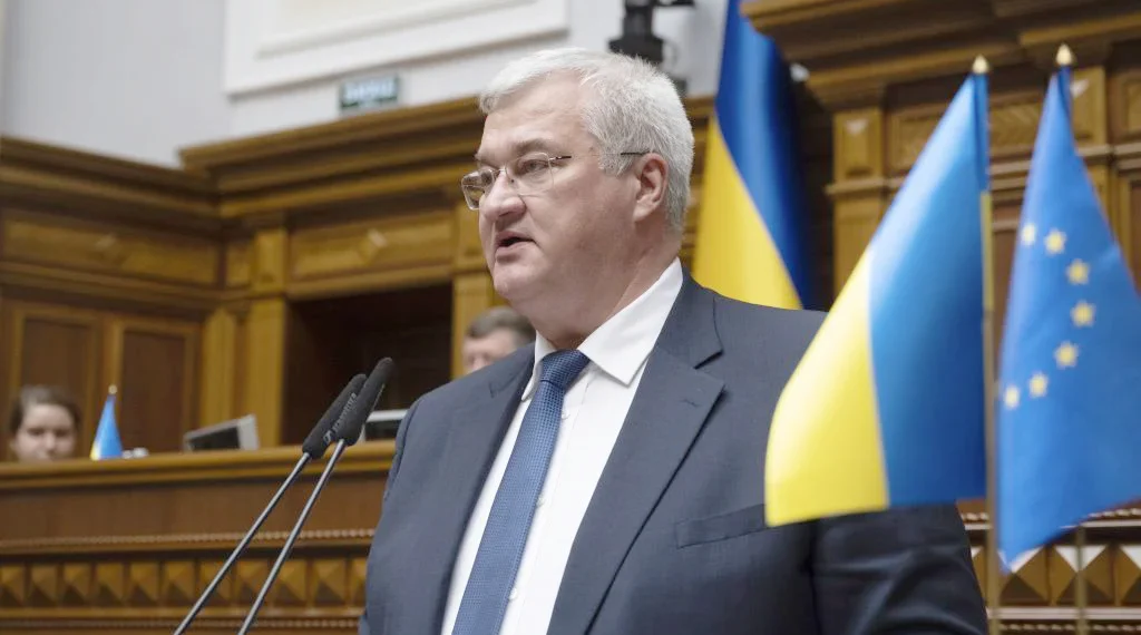 Chefe da diplomacia de Kiev chama “criminoso de guerra” a homólogo russo