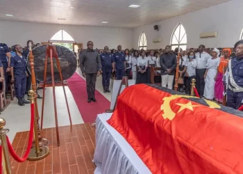 Ministro do Interior rende homenagem ao agente da Polícia morto na via pública