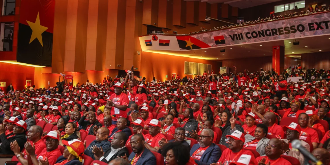 Delegados aprovam moção de apoio ao presidente do MPLA