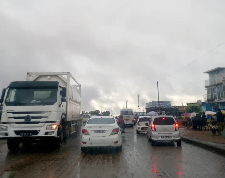 Chuva em Luanda deixa vias intransitáveis