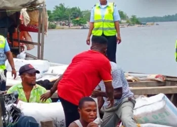 Polícia no Zaire apreende embarcações por desvio de cestas básicas para a RDC