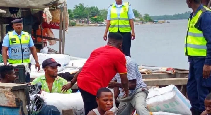 Polícia no Zaire apreende embarcações por desvio de cestas básicas para a RDC