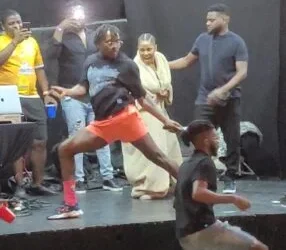 Show solidário de Scró Que Cuia reúne milhares de fãs em Luanda 