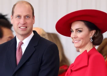 Kate Middleton se junta ao príncipe  William para receber emir do Catar