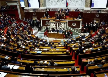 Parlamento da França deve votar sobre  derrubada do governo nesta quarta-feira