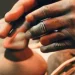 Pastores e curandeiros afastam pessoas com HIV do tratamento com falsa cura da doença
