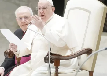 Papa Francisco: “investir dinheiro  para matar é uma loucura”