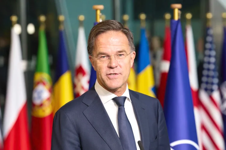 Líder da NATO defende que EUA  devem continuar a ajudar a Ucrânia