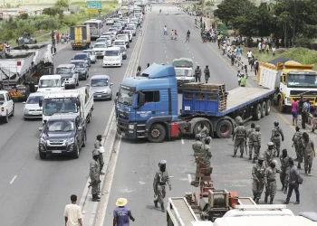 Polícia dispara para reabrir  principal acesso a Maputo