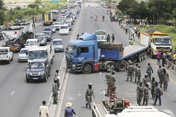 Polícia dispara para reabrir principal acesso a Maputo