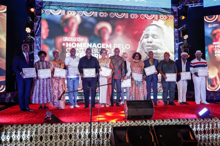 Artistas e figuras da cultura homenageados em Luanda pelo contributo em prol do desenvolvimento da nação