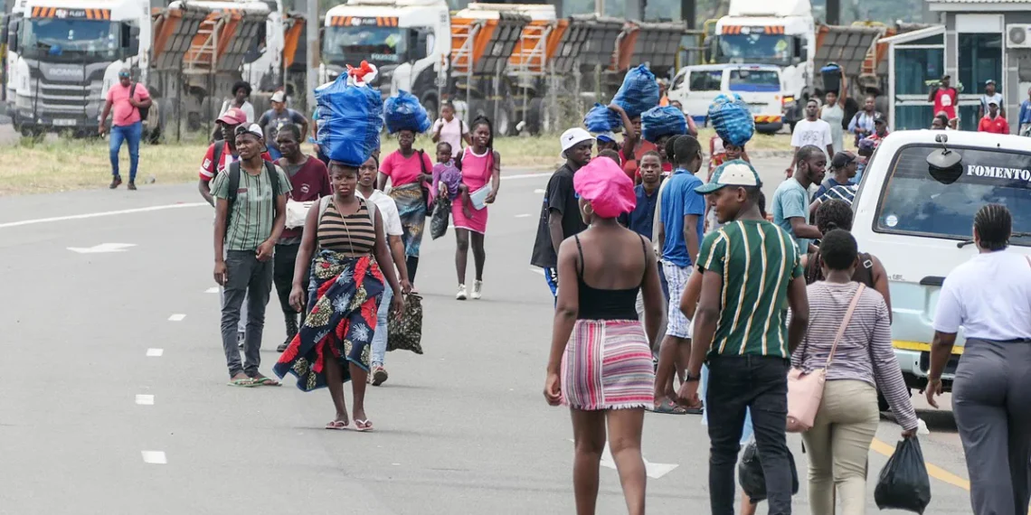 Acesso a Maputo cortado por manifestantes  que usam cisterna de combustível como escudo