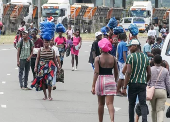 Acesso a Maputo cortado por manifestantes  que usam cisterna de combustível como escudo
