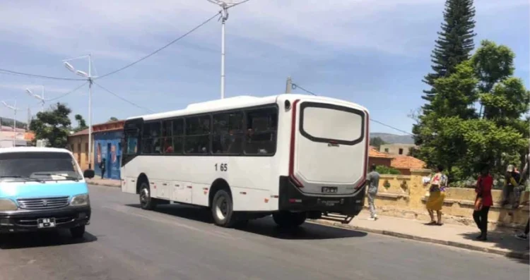 Introdução dos cartões “gira mais” nos autocarros públicos divide opiniões de utentes na Huíla