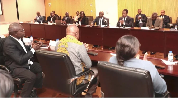 Executivo e centrais sindicais mantêm divergência sobre aplicação do aumento salarial na função pública