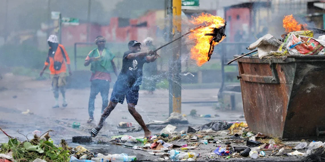 Barricadas, pneus a arder e polícia  em Maputo durante posse de deputados