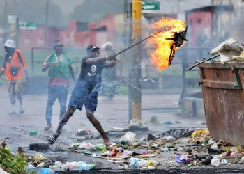 Barricadas, pneus a arder e polícia  em Maputo durante posse de deputados