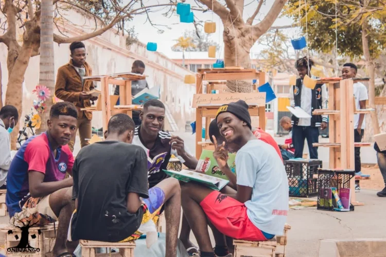 Onjango segue à boleia de biblioteca despadronizada de Luanda na transformação de mentes