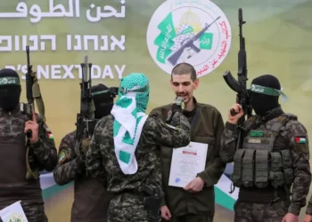 Reféns israelitas libertados pedem a Netanyahu que mantenha o cessar-fogo