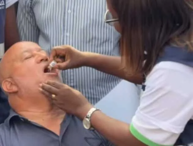 Governador de Luanda vacinado contra a cólera
