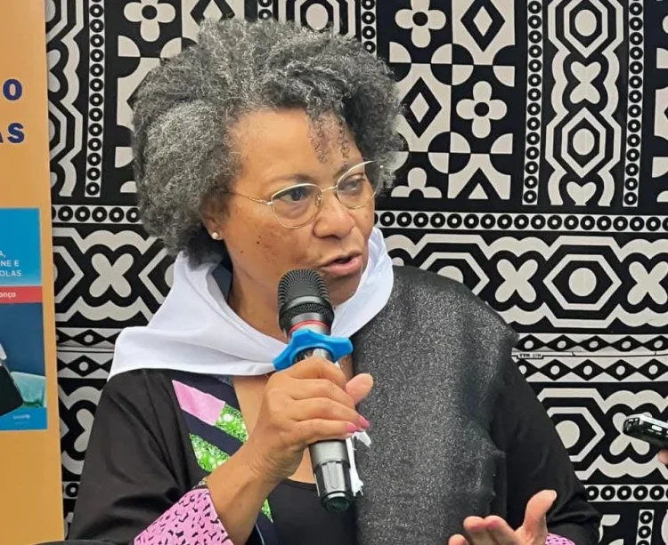 Luisa Grilo lamenta morte de aluna por bala perdida