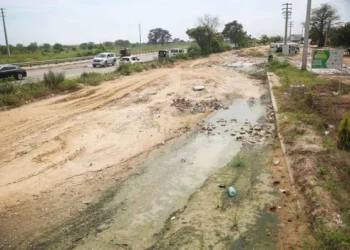 Carta do leitor: Quem salva a estrada do Estádio 11  Novembro, sentido Calemba 2?