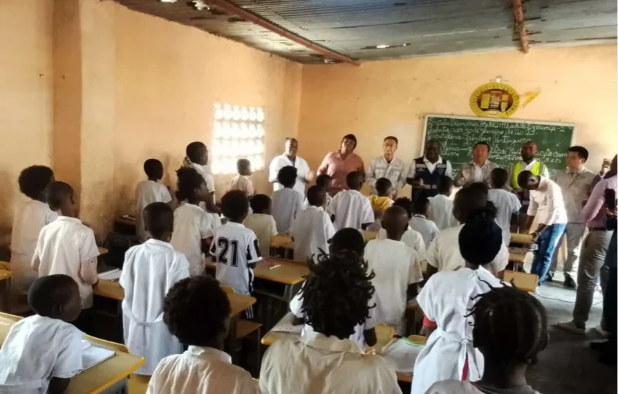 Empresa chinesa apetrecha com carteiras duas escolas no Lobito