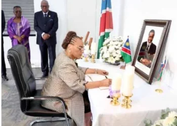 Carolina Cerqueira rende  homenagem a Sam Nujoma