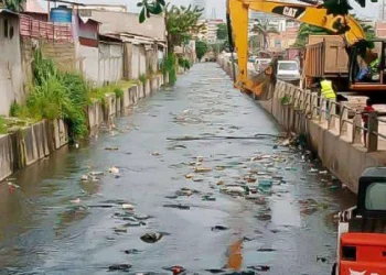Carta do leitor: Administrador trabalha sob a chuva