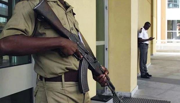 Recolha de armas nas empresas de segurança entra hoje em acção