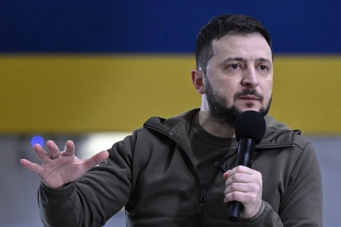 Zelensky pode perder mais se não fizer concessões territoriais agora, diz analista