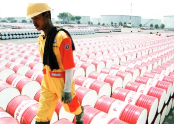 Queda do preço do petróleo pode forçar Executivo a rever OGE-2025, anteveem analistas