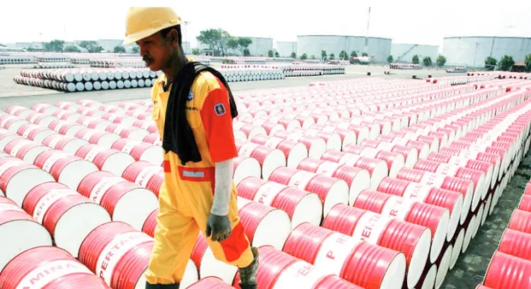 Queda do preço do petróleo pode forçar Executivo a rever OGE-2025, anteveem analistas