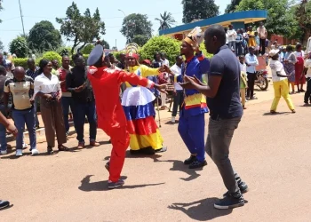 Grupo carnavalesco  União Mufongo recebe  caravana jornalística  ao ritmo do entrudo