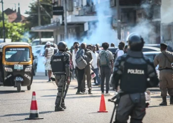 Polícia lança gás próximo  à PGR para afastar apoiantes  de Mondlane