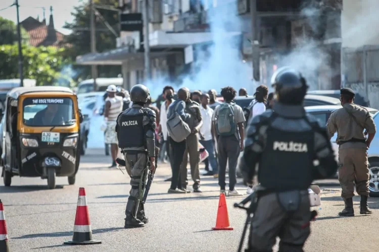 Polícia lança gás próximo à PGR para afastar apoiantes de Mondlane