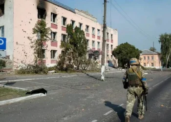 Rússia lança mais de 100 drones e  reclama ter tomado aldeia ucraniana