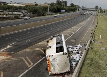Autocarro capota e provoca a morte de 12 pessoas e 45 feridos na África do Sul