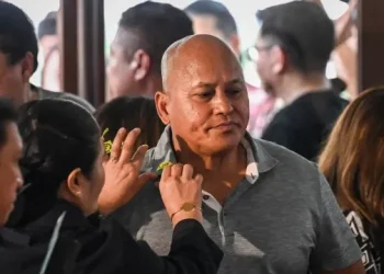 Mentor de guerra às drogas filipino  procura evitar detenção por TPI
