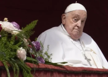 Líderes mundiais prestam homenagem após morte de Francisco