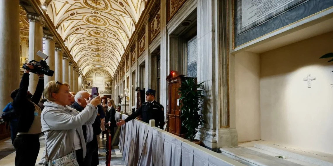 Milhares de fiéis fazem fila para visitar o túmulo do Papa Francisco