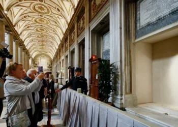 Milhares de fiéis fazem fila para visitar  o túmulo do Papa Francisco
