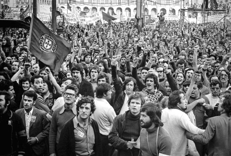 25 de Abril de 1974:“Revolução dos Cravos” marca o renascimento de Angola independente