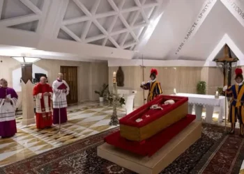 Vaticano divulga primeiras imagens de papa Francisco no caixão