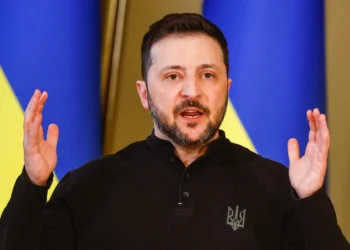Zelensky acusa Rússia de tentar  criar impressão de cessar-fogo e garante  que as bombas não pararam