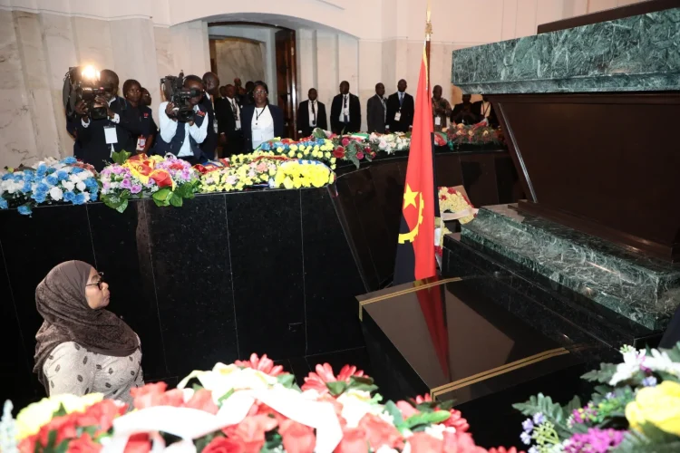 Presidente da Tanzânia rende homenagem a António Agostinho Neto