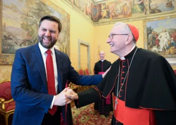 JD Vance encontra-se, brevemente, com o  Papa após desentendimento sobre migrantes
