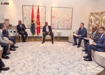 João Lourenço conversa com vários homens de negócios do Egipto