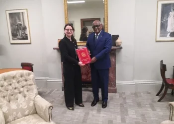 Embaixador de Angola no Reino Unido da Grã-Bretanha entrega cartas figuradas