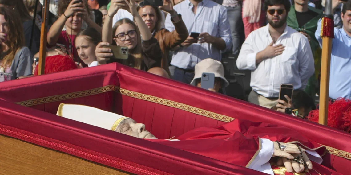 Quase 50 mil pessoas já prestaram homenagem ao Papa desde quarta-feira